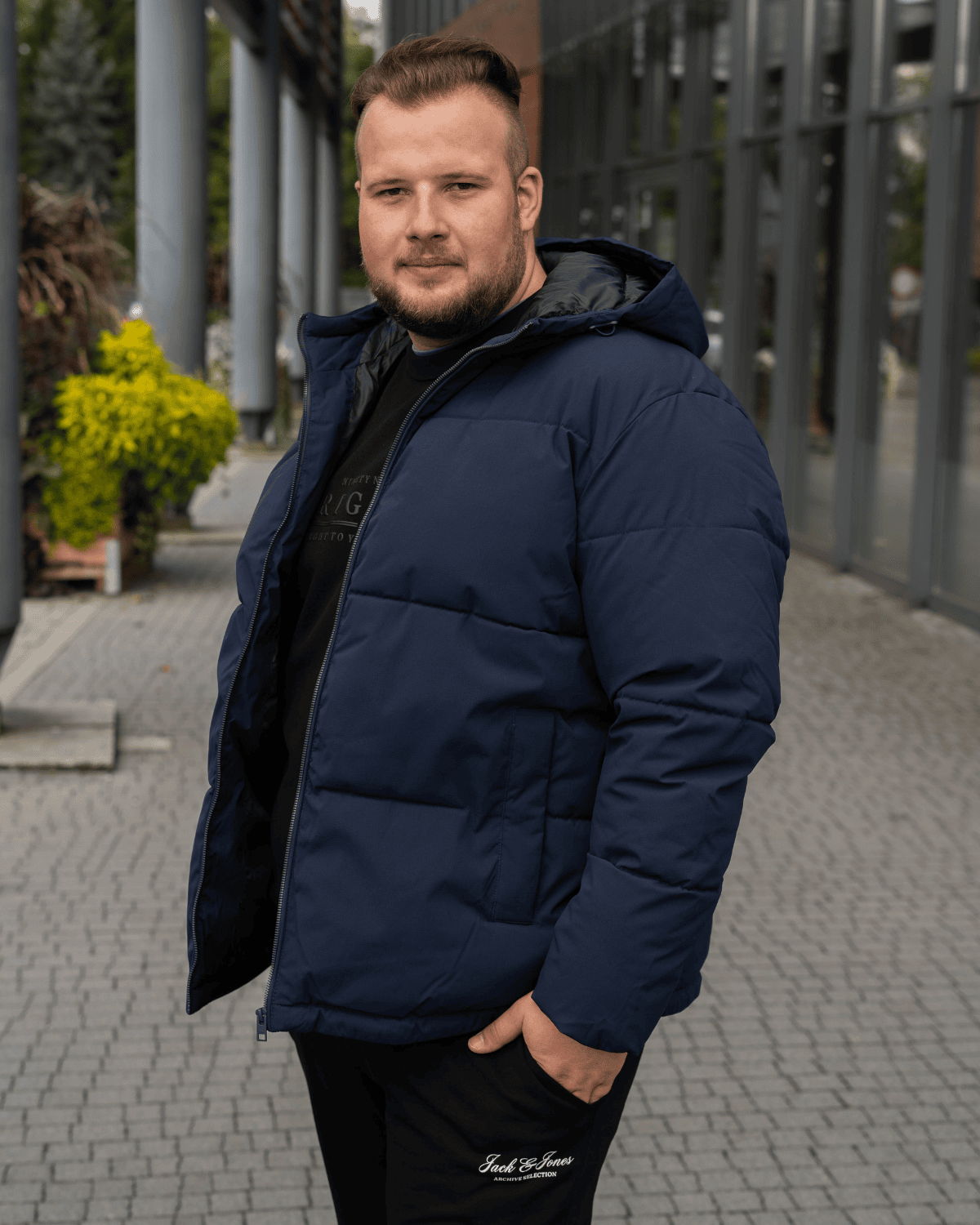 Duża męska kurtka jesienno-zimowa pikowana z kapturem Jack &amp; Jones 12303958 granatowa – zdjęcie 2
