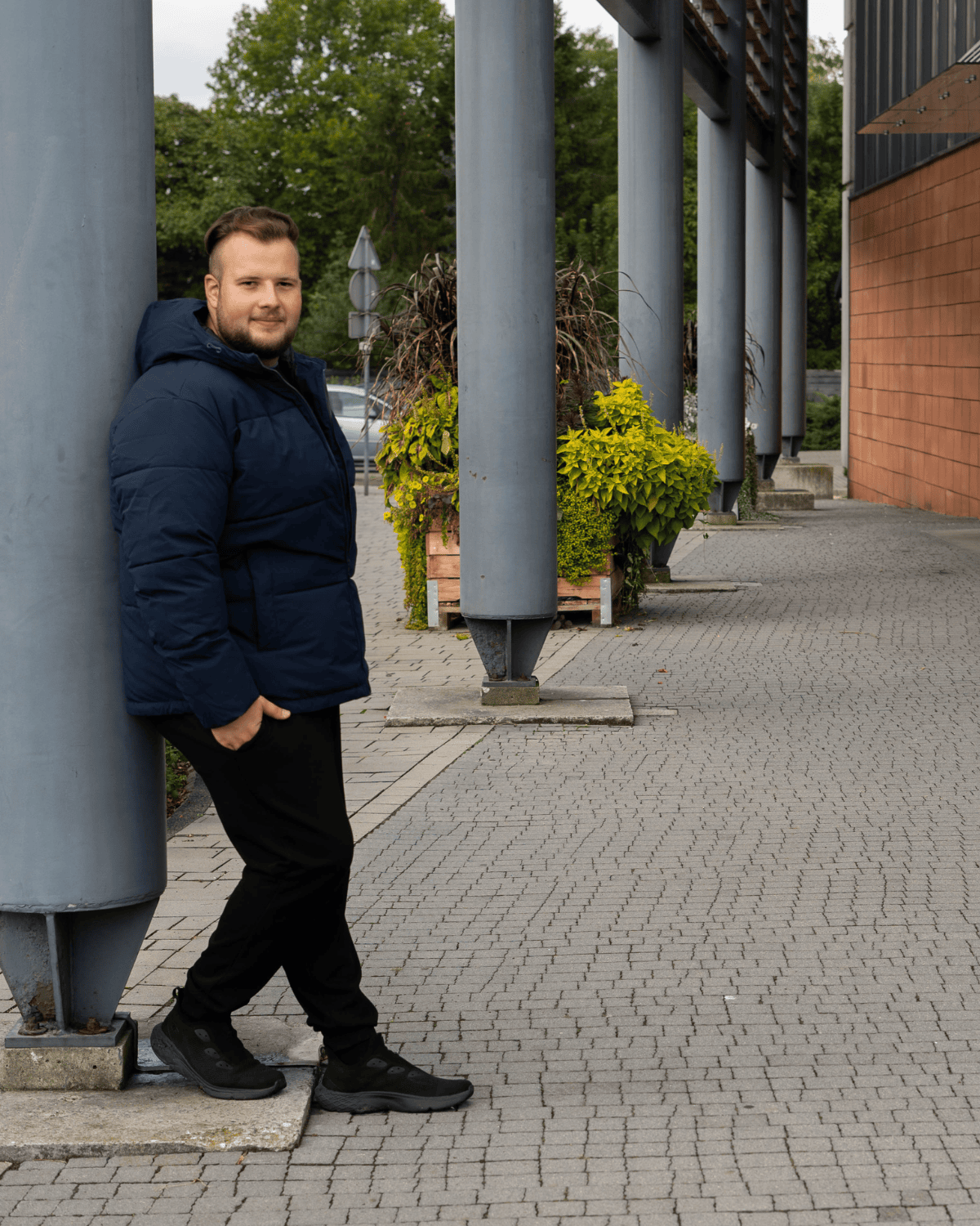 Duża męska kurtka jesienno-zimowa pikowana z kapturem Jack &amp; Jones 12303958 granatowa – zdjęcie 3
