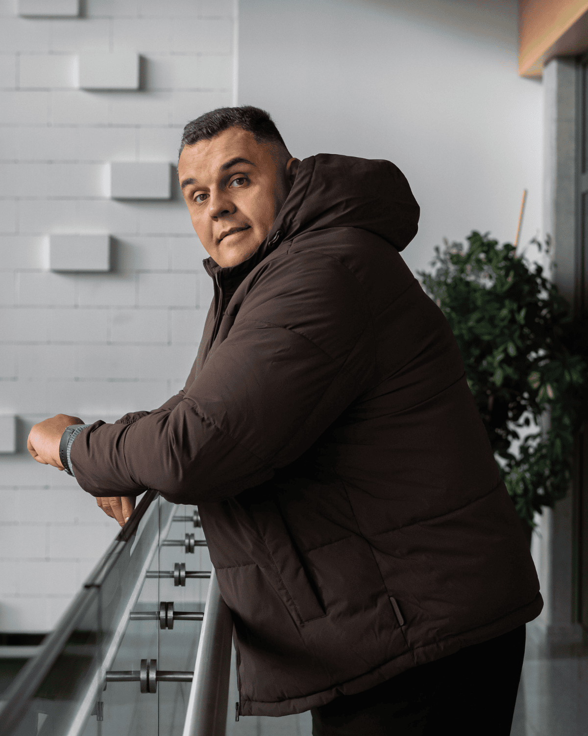 Duża męska kurtka jesienno-zimowa pikowana z kapturem Jack &amp; Jones 12303958 ciemnobrązowa – zdjęcie 4