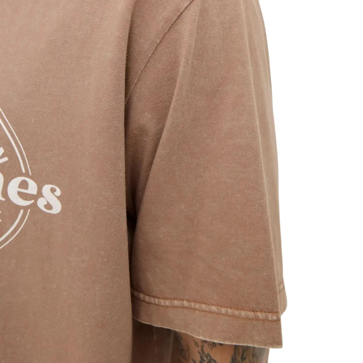 Duży męski t-shirt z nadrukiem krótkim rękawem Jack &amp; Jones 12284627 jasnobrązowa