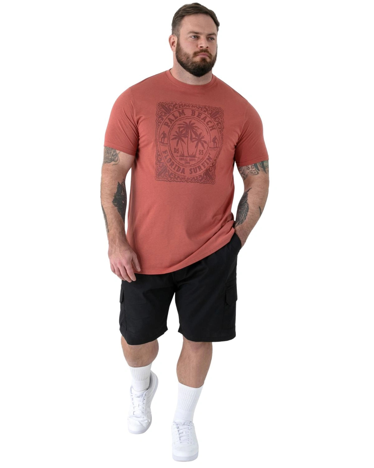 Duży męski t-shirt z wakacyjnym nadrukiem Titchmarsh Duke D555 ceglasty