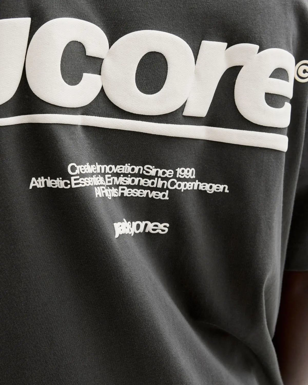 Duża męska koszulka krótki rękaw t-shirt z nadrukiem na plecach Jack &amp; Jones 12297261 ciemnoszary